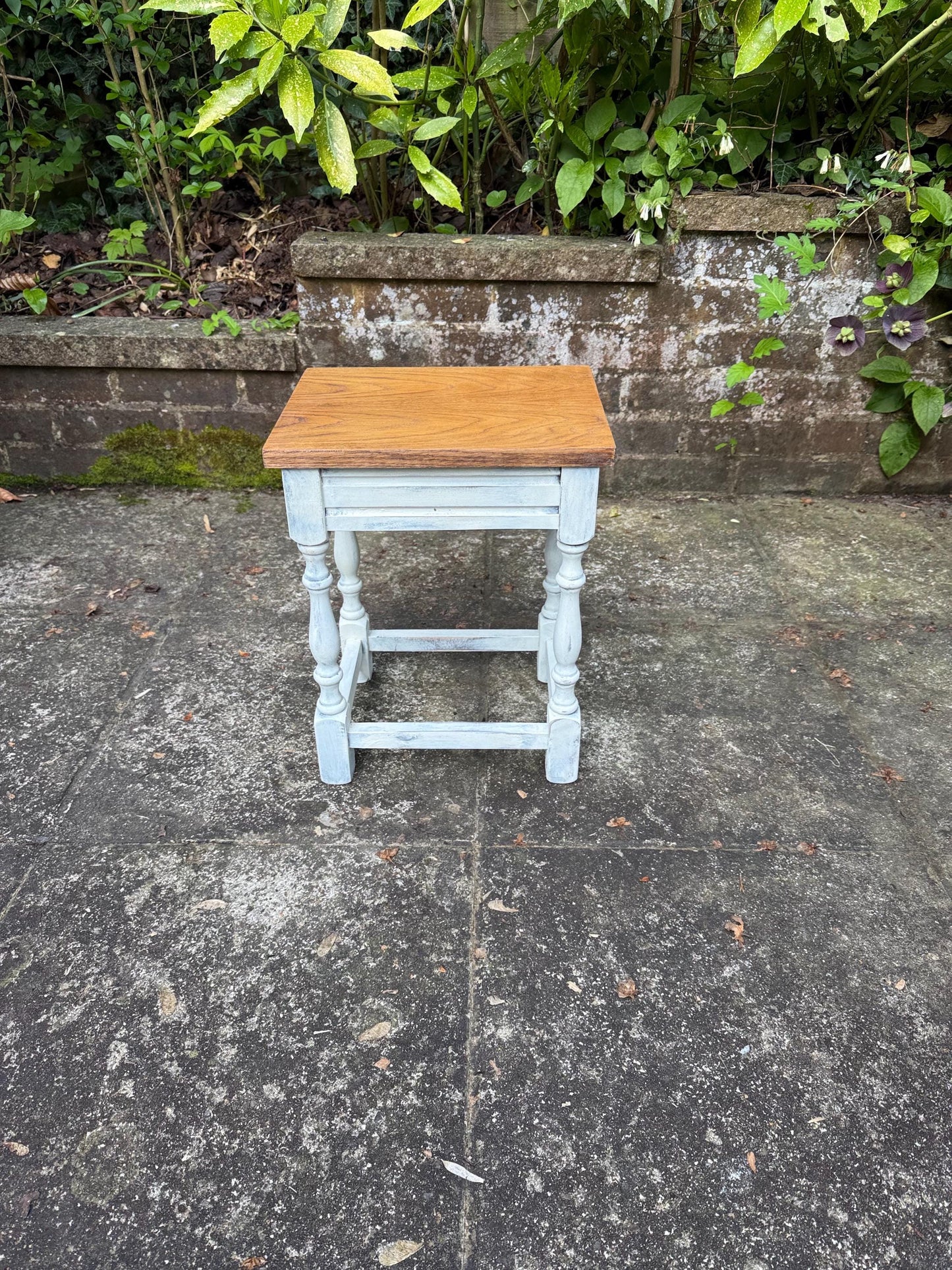 Vintage dinky solid oak table, plant stand, small side table, lamp table, quality vintage table (31 x 40 x 24)