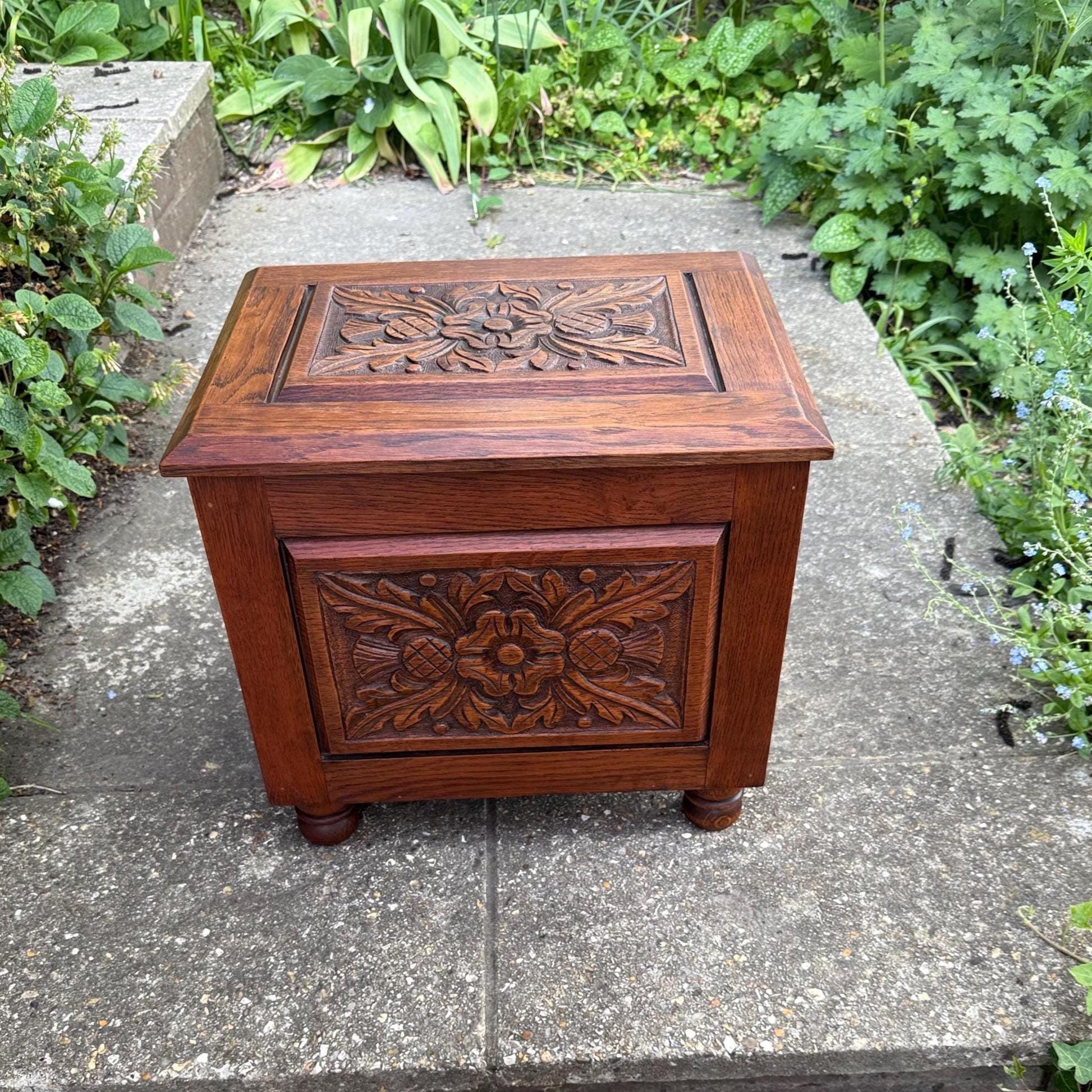 tudor revival oak wooden storage box with scottish thistle and English rose carving. charming mid century 1950s solid oak wooden box. scottish furniture