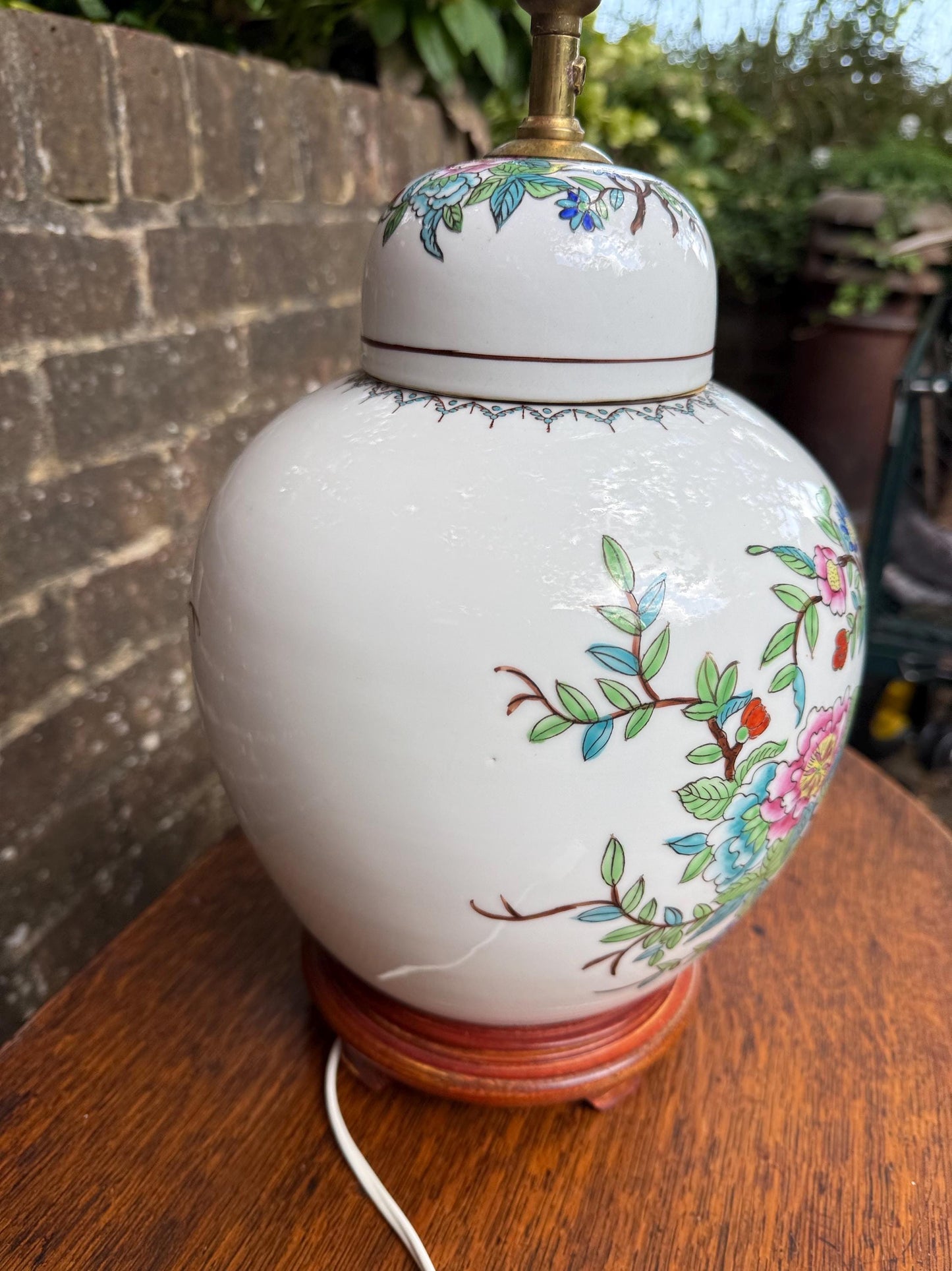 Vintage Oriental Style Porcelain 1970s Lamp, Floral Chinoiserie Table Lamp with Wooden Base, Hand-Painted, Working