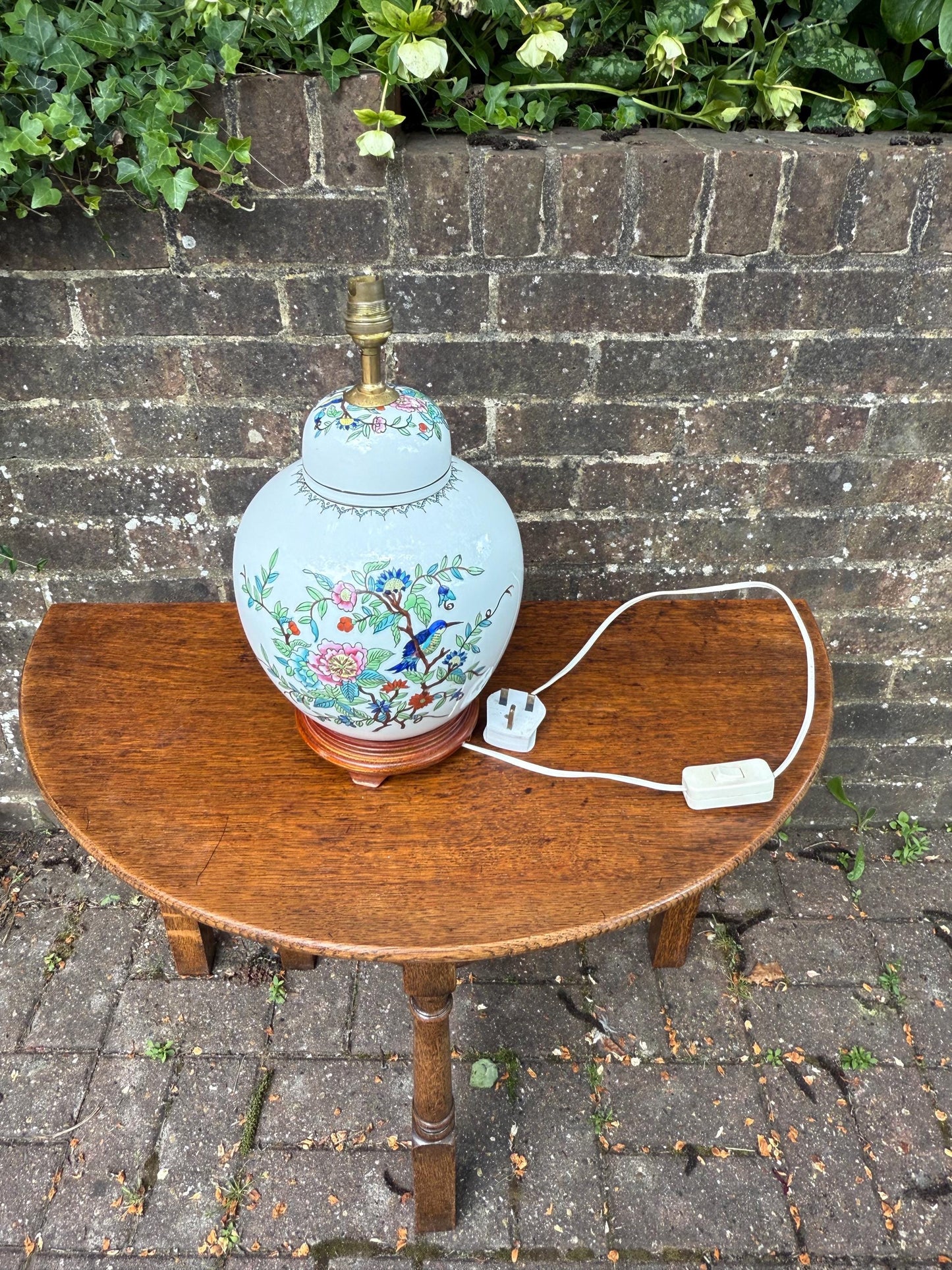 Vintage Oriental Style Porcelain 1970s Lamp, Floral Chinoiserie Table Lamp with Wooden Base, Hand-Painted, Working