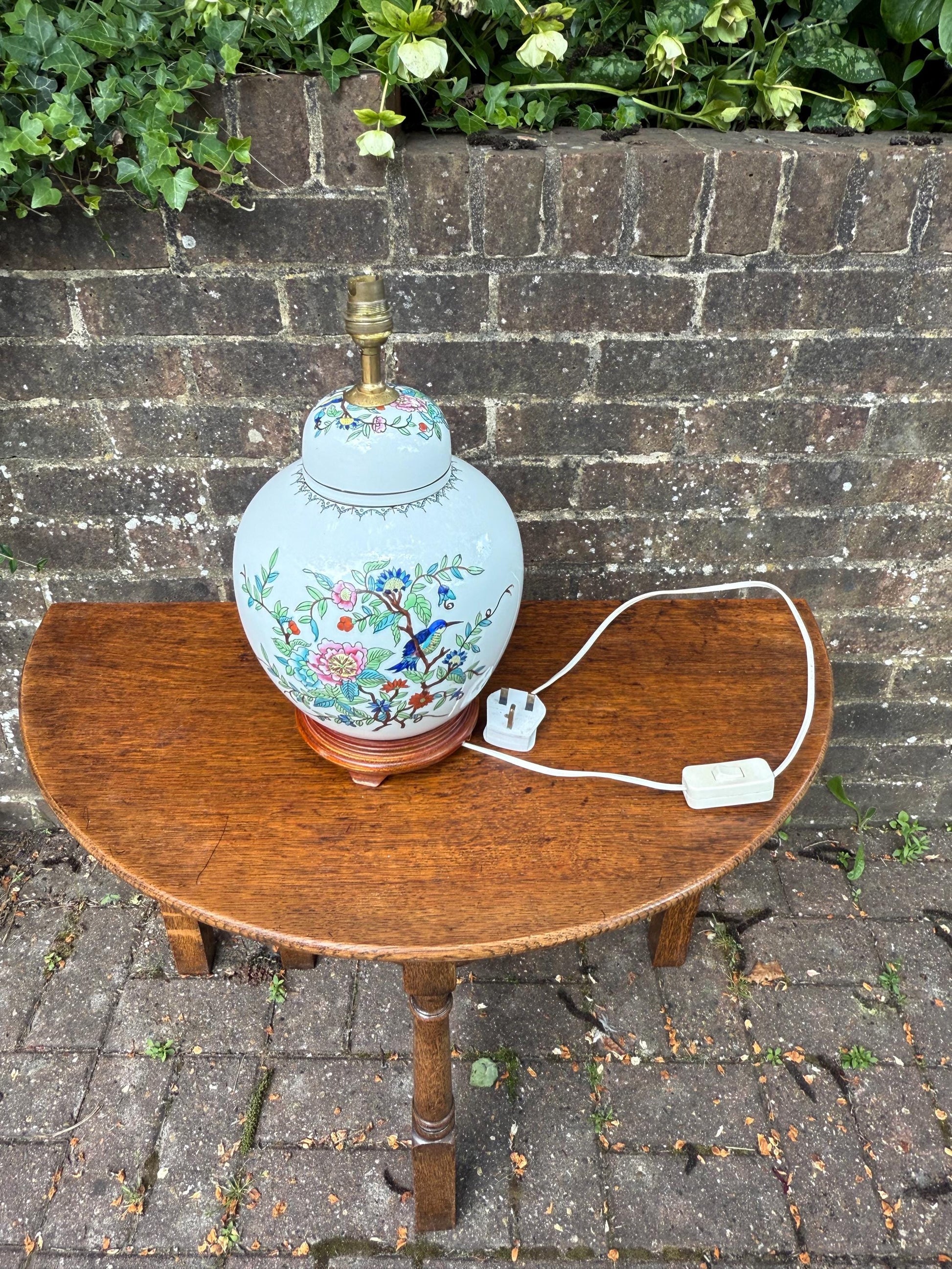 Vintage Oriental Style Porcelain 1970s Lamp, Floral Chinoiserie Table Lamp with Wooden Base, Hand-Painted, Working