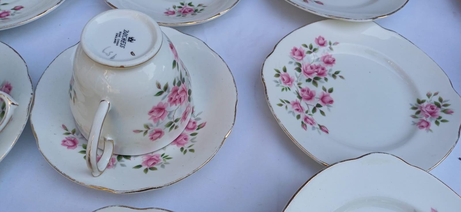 Delightful collection of vintage cups and saucers - 3 different patterns and producers - 29 pieces in total, vintage tea party collection