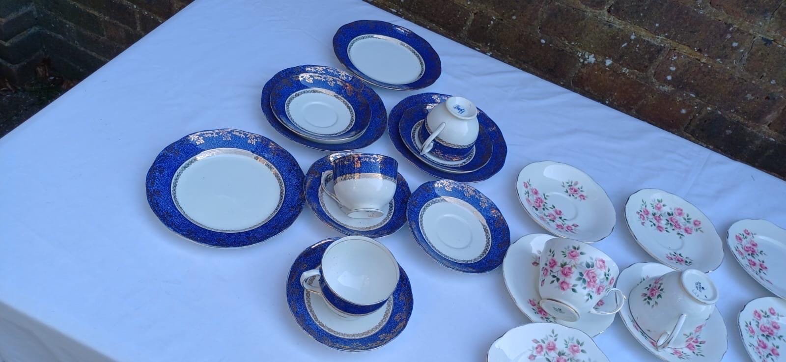Delightful collection of vintage cups and saucers - 3 different patterns and producers - 29 pieces in total, vintage tea party collection