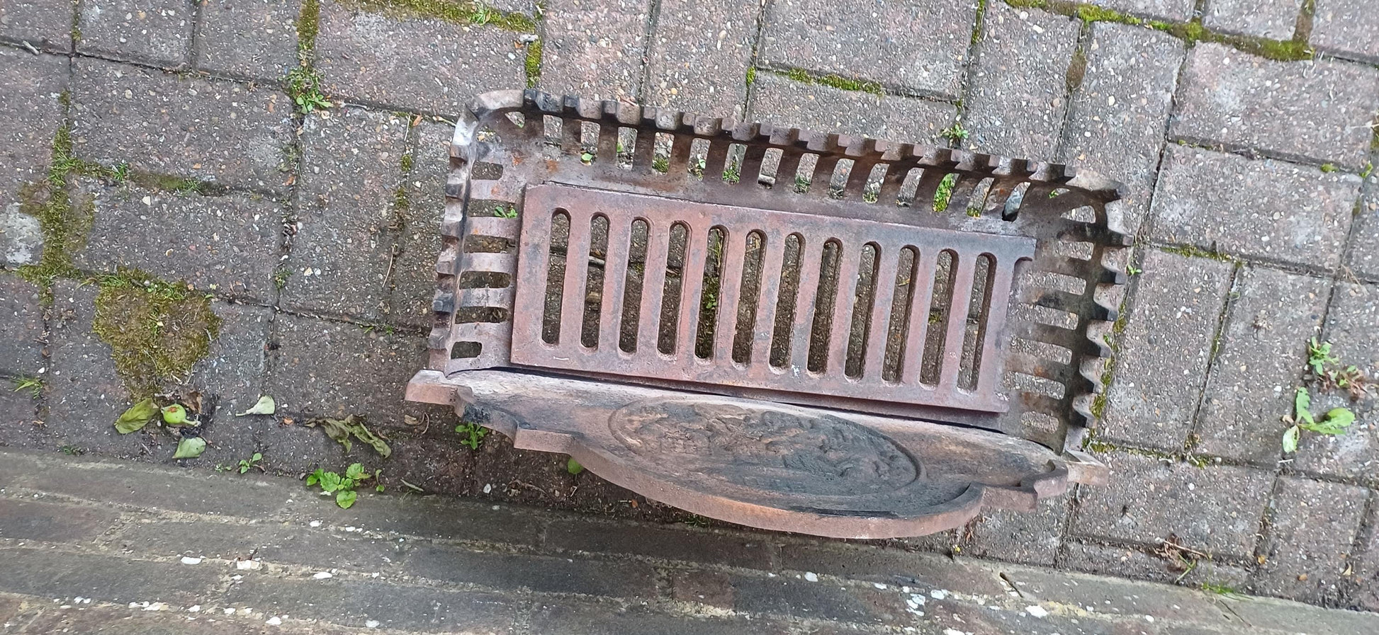 Antique Cast Iron Fire Grate with Decorative Relief Panel – Ornate 19th Century Style Fireplace Basket with Claw Feet