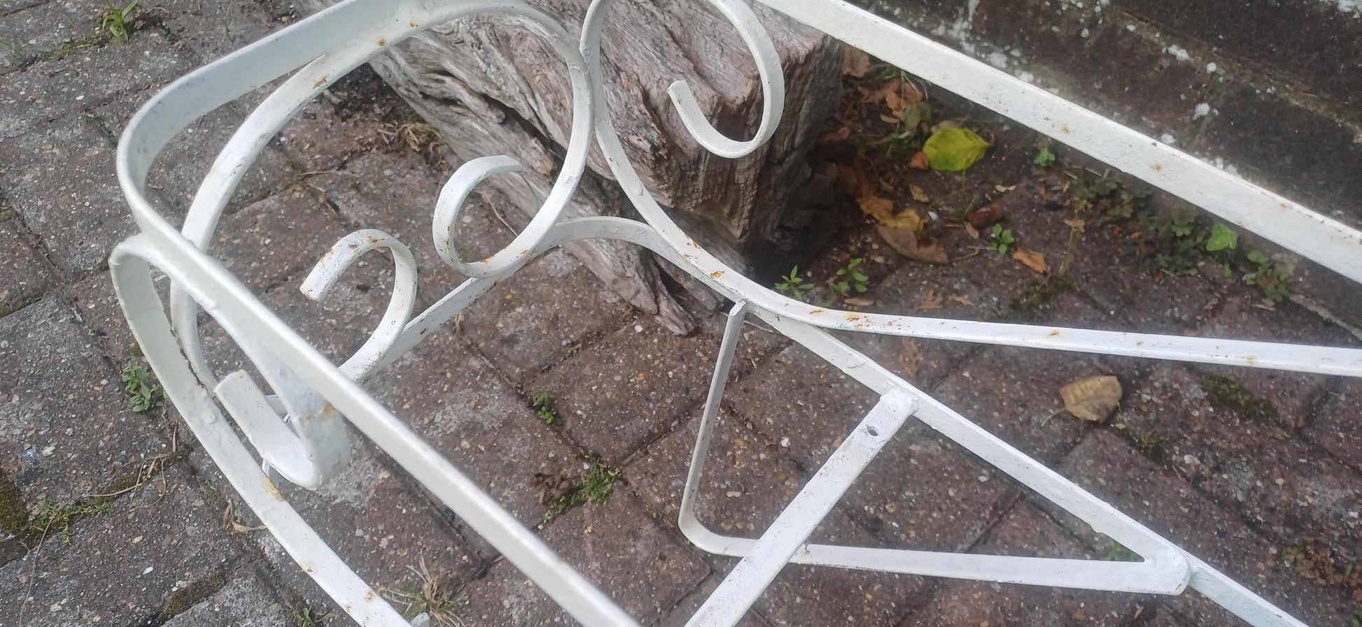 Vintage Retro 50s 60s White Wrought Iron Plant Stand with Green Tray – Shabby Chic Garden Display Rack – French Scroll Patio Planter Holder