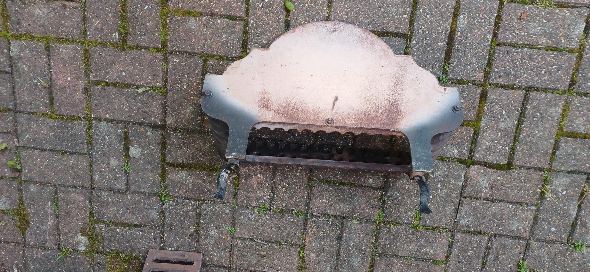 Antique Cast Iron Fire Grate with Decorative Relief Panel – Ornate 19th Century Style Fireplace Basket with Claw Feet