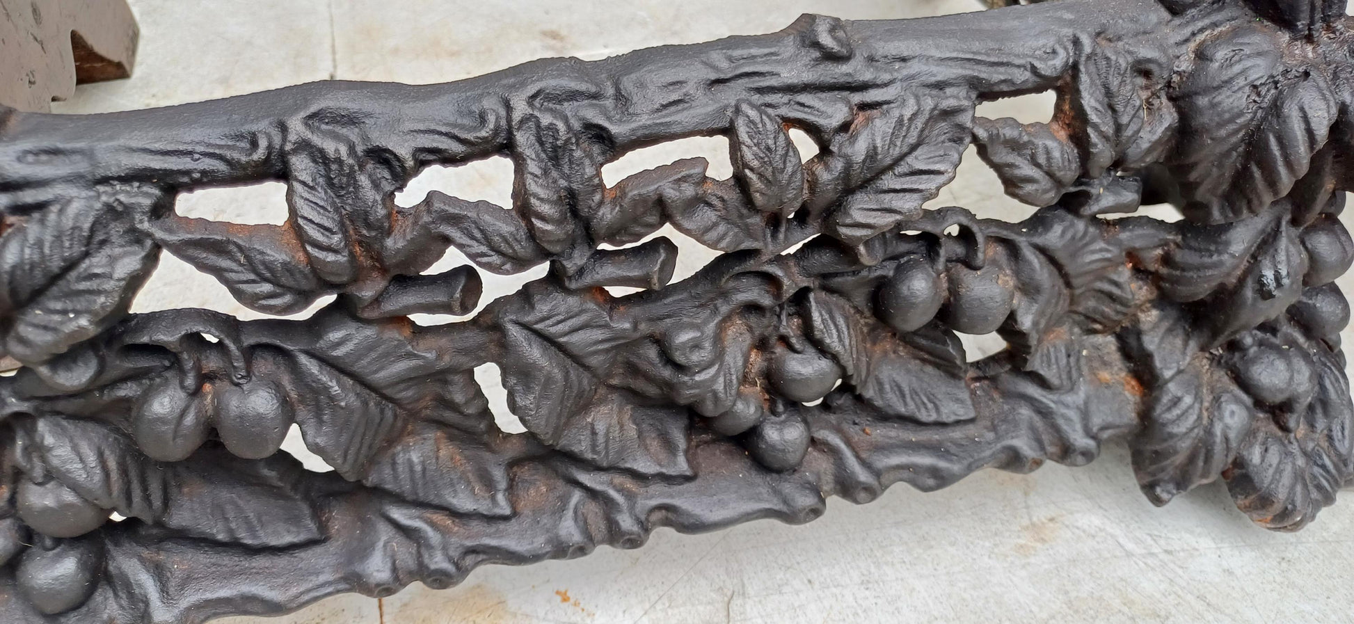 Antique Cast Iron Fire Fender with Fruit and Foliage Motif – Ornate Victorian Fireplace Guard Vintage Hearth Surround FREE HAND Delivery