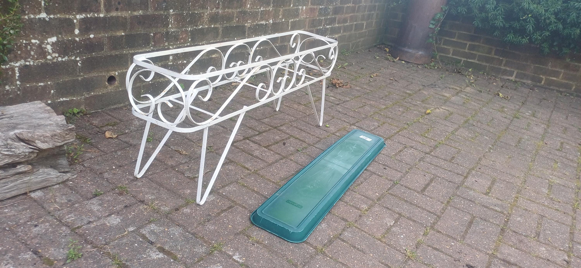 Vintage Retro 50s 60s White Wrought Iron Plant Stand with Green Tray – Shabby Chic Garden Display Rack – French Scroll Patio Planter Holder