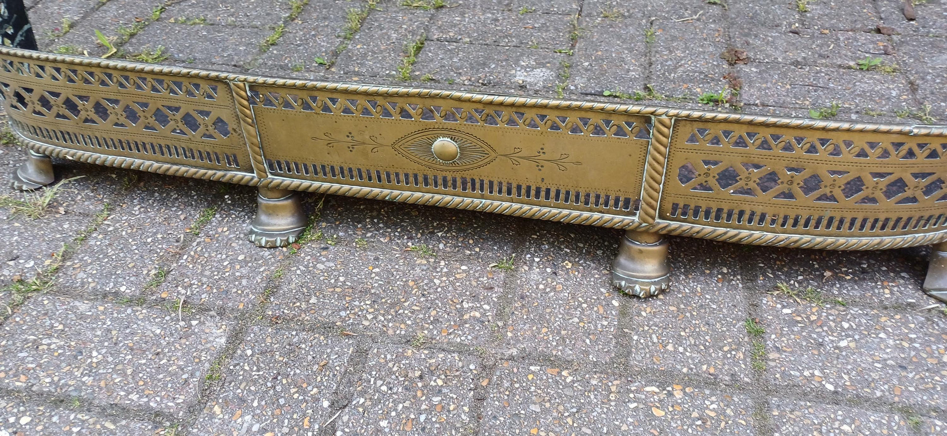 Antique Brass Fireplace Fender With Claw Feet – Georgian Style Pierced Gallery Fire Guard – Large Hearth Surround 19th Century