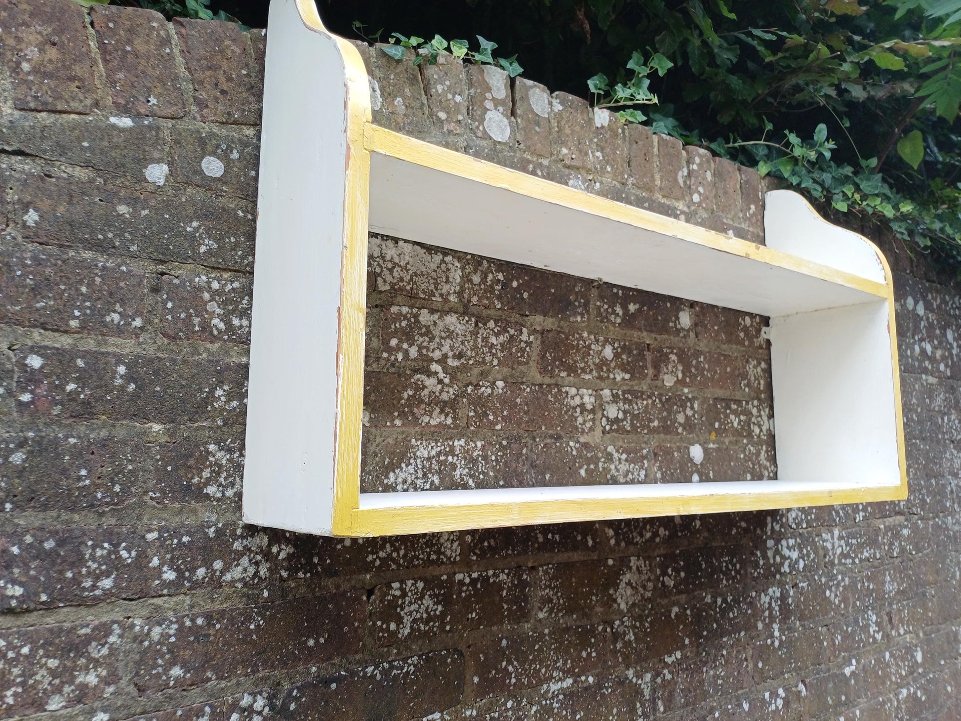 Hand Painted Wooden Vintage Wall Shelf Farrow & Ball Wimborne White with Gold Trim Shabby Chic Bookshelf Wall Mounted Open Storage Display