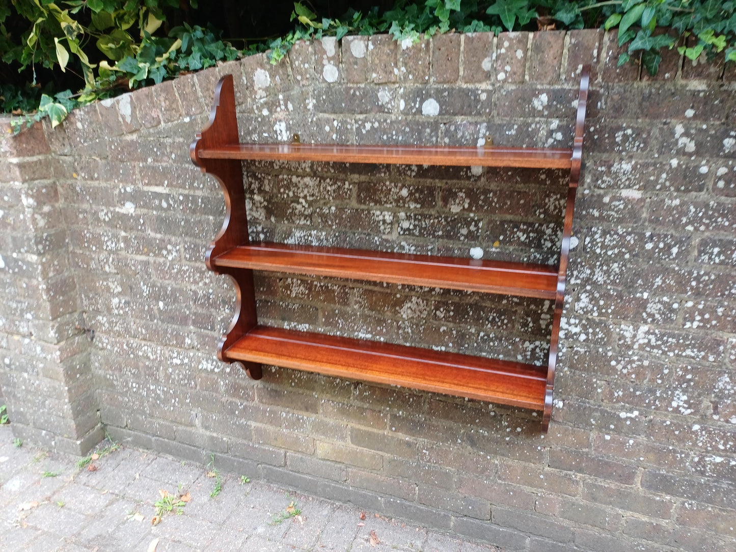 Antique Mahogany Wall Plate Rack Shelf – Mid 20th Century Solid Wood Display for Plates, China Collectibles Kitchen Living Room Bathroom