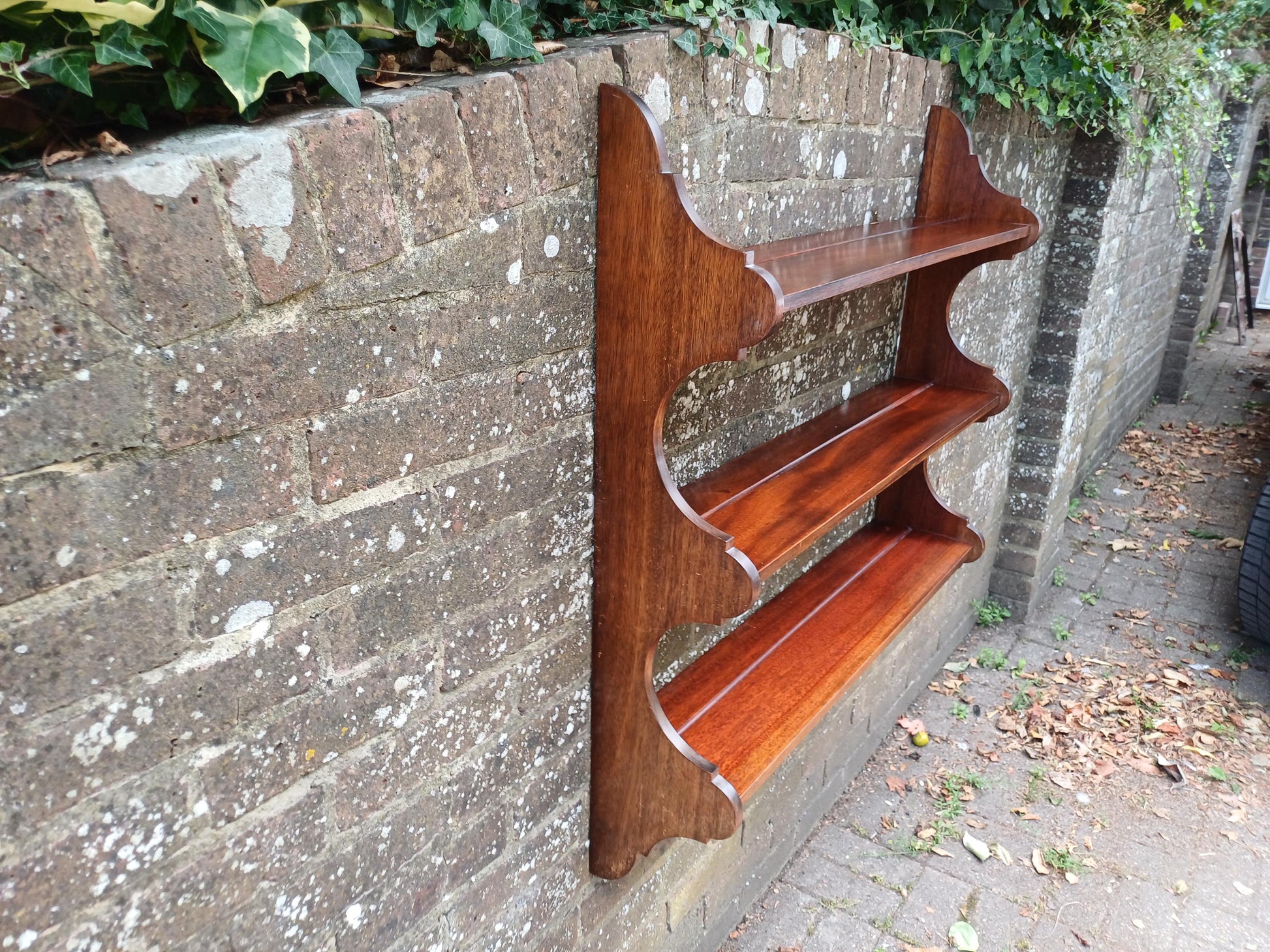 Antique Mahogany Wall Plate Rack Shelf – Mid 20th Century Solid Wood Display for Plates, China Collectibles Kitchen Living Room Bathroom