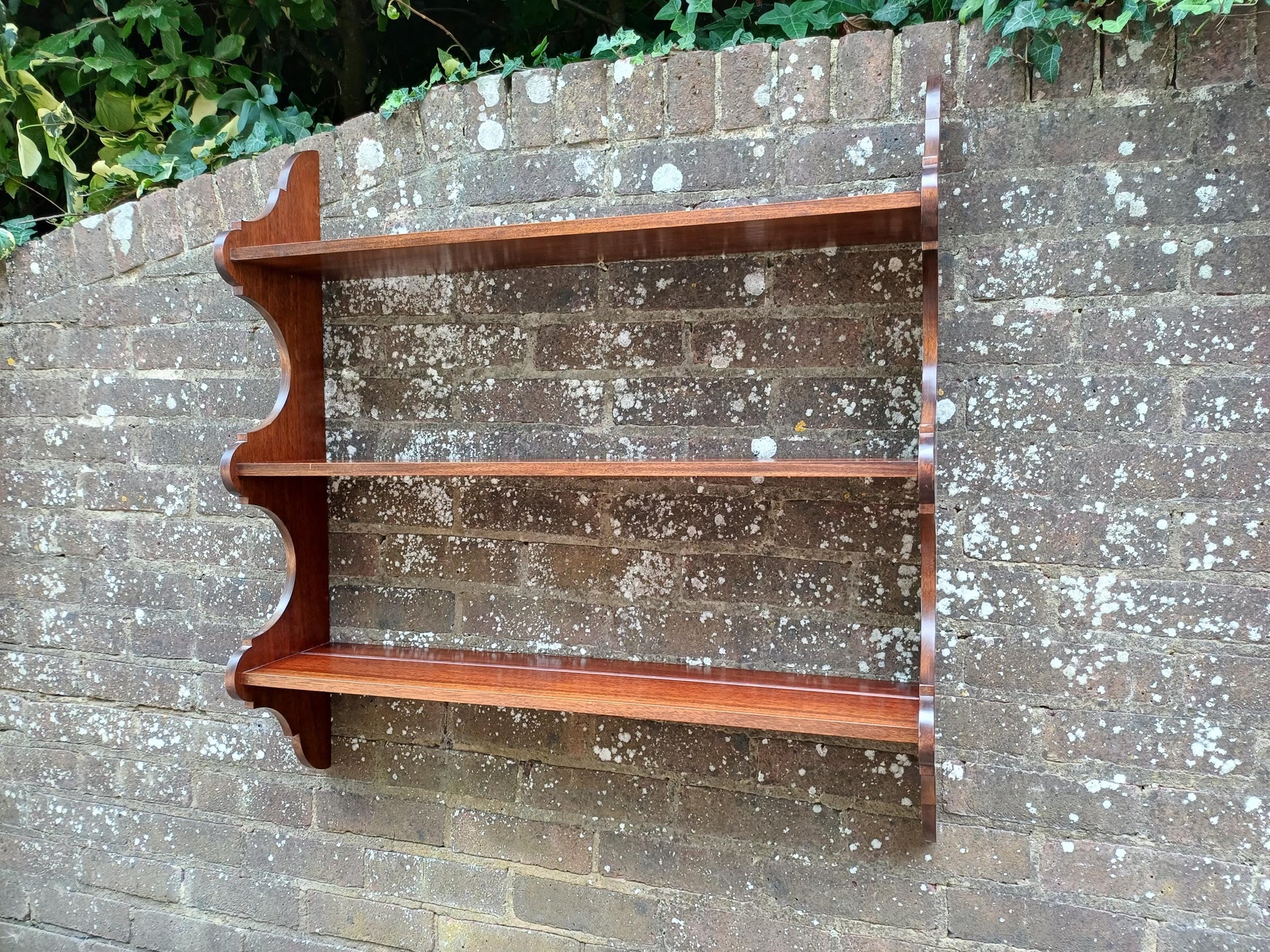 Antique Mahogany Wall Plate Rack Shelf – Mid 20th Century Solid Wood Display for Plates, China Collectibles Kitchen Living Room Bathroom