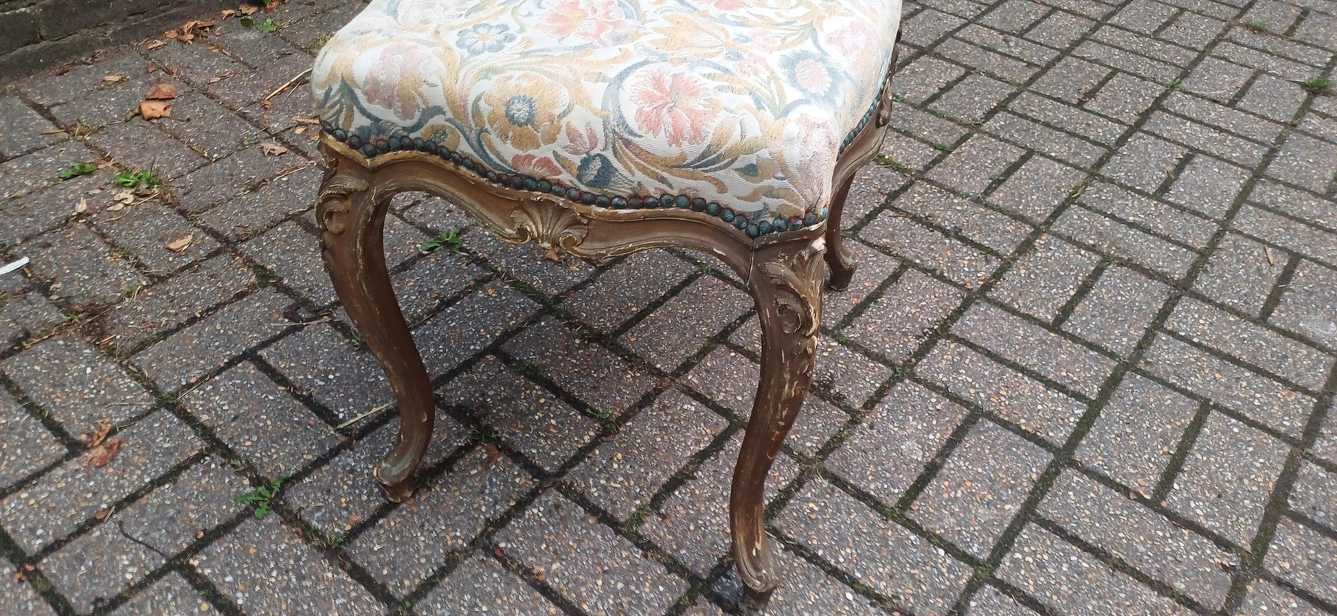 Vintage French Louis XV Style Dressing Stool – Gilt Carved Frame with Cabriole Legs and Tapestry Upholstery, Shabby Chic Vanity Seat c.1940s