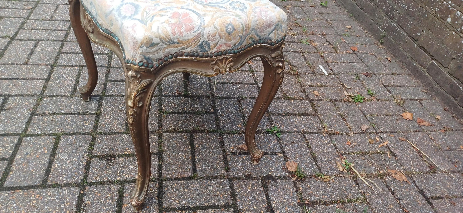Vintage French Louis XV Style Dressing Stool – Gilt Carved Frame with Cabriole Legs and Tapestry Upholstery, Shabby Chic Vanity Seat c.1940s