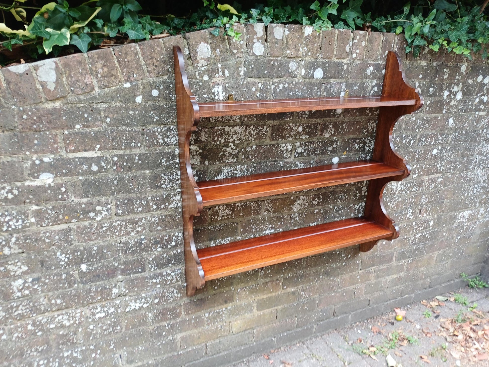 Antique Mahogany Wall Plate Rack Shelf – Mid 20th Century Solid Wood Display for Plates, China Collectibles Kitchen Living Room Bathroom