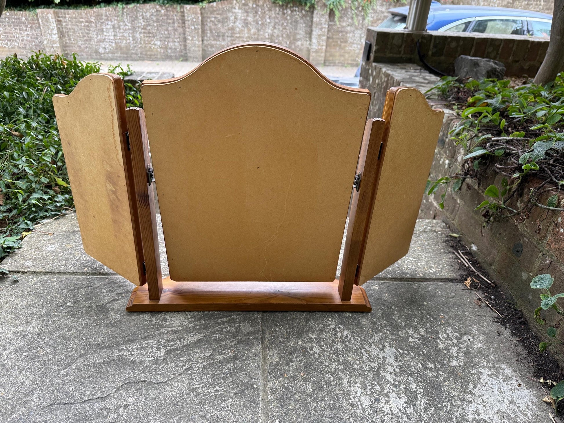 Vintage pine triple vanity mirror, rustic dressing table trifold mirror with arched centre and hinged side panels, 1980s pine mirror
