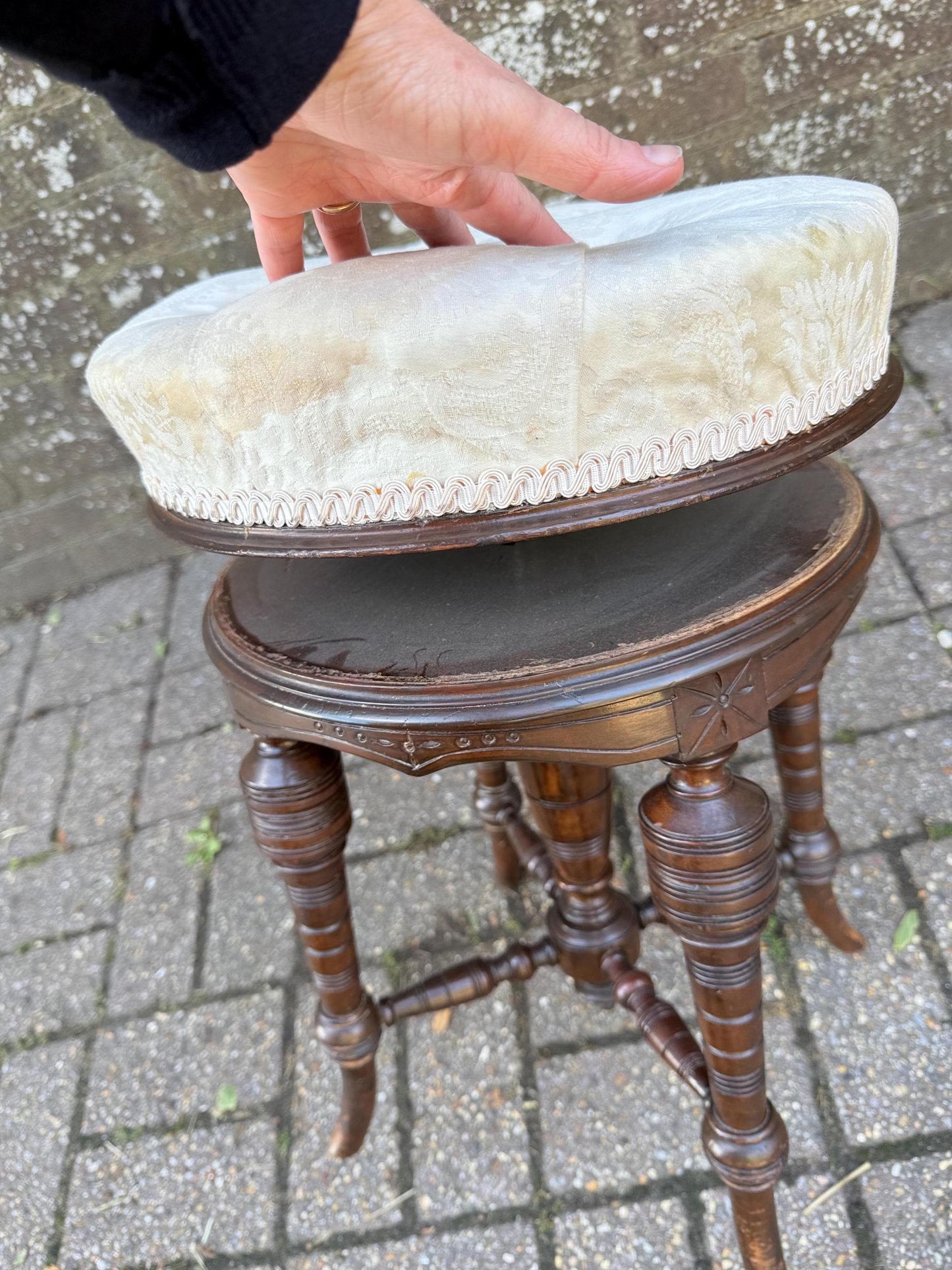 Antique Victorian Adjustable Piano Stool – Carved Mahogany with Tufted Upholstered Seat, 19th Century