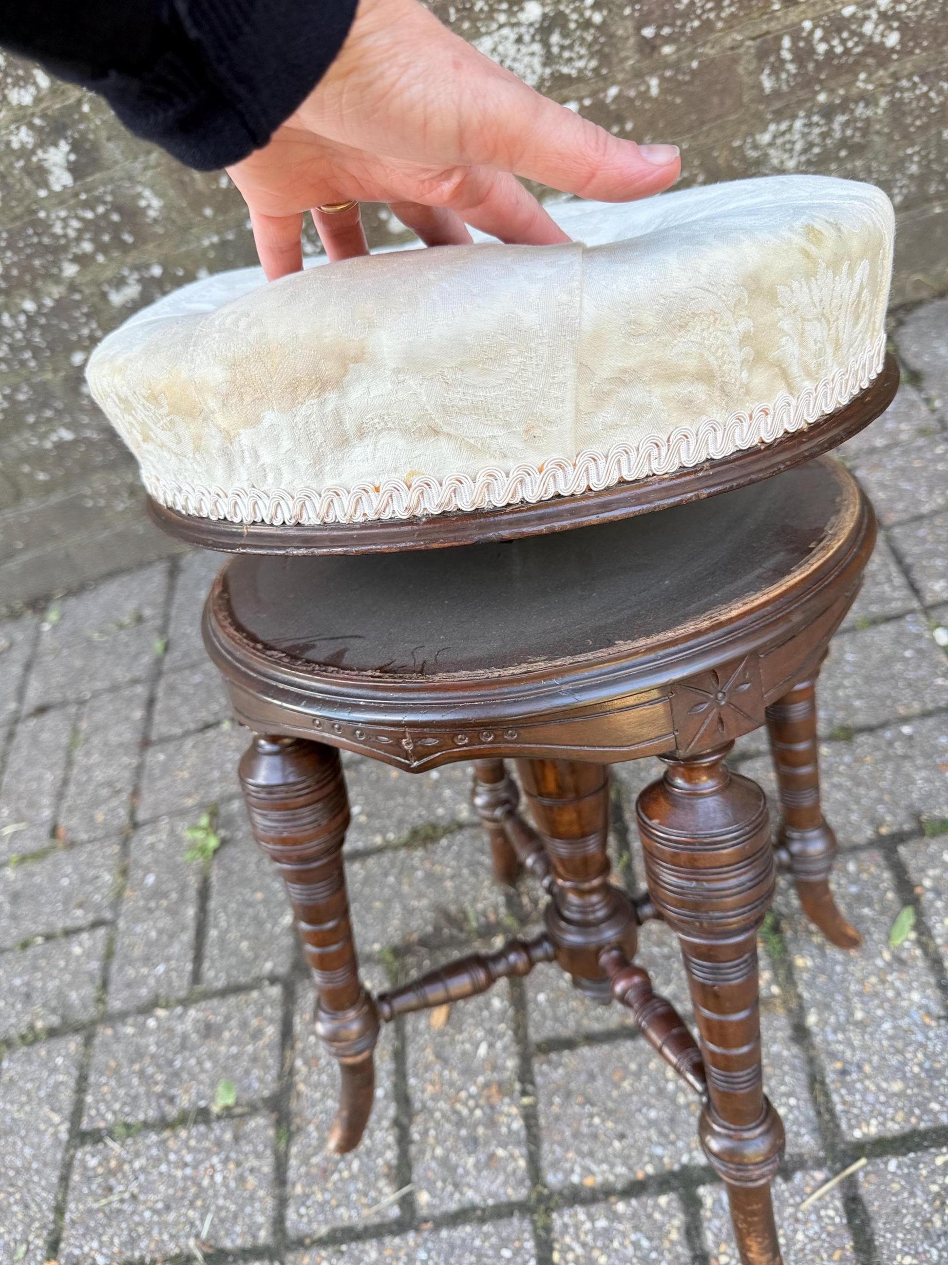 Antique Victorian Adjustable Piano Stool – Carved Mahogany with Tufted Upholstered Seat, 19th Century