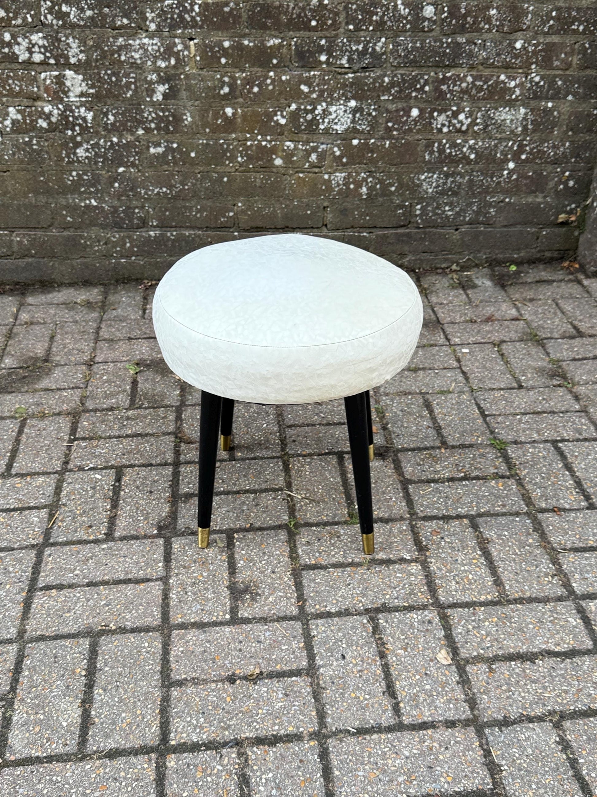 Vintage 1960s Mid Century Stool – White Vinyl Seat, Black Tapered Legs with Brass Caps – Retro Dressing Table Seat, vanity, vintage stool