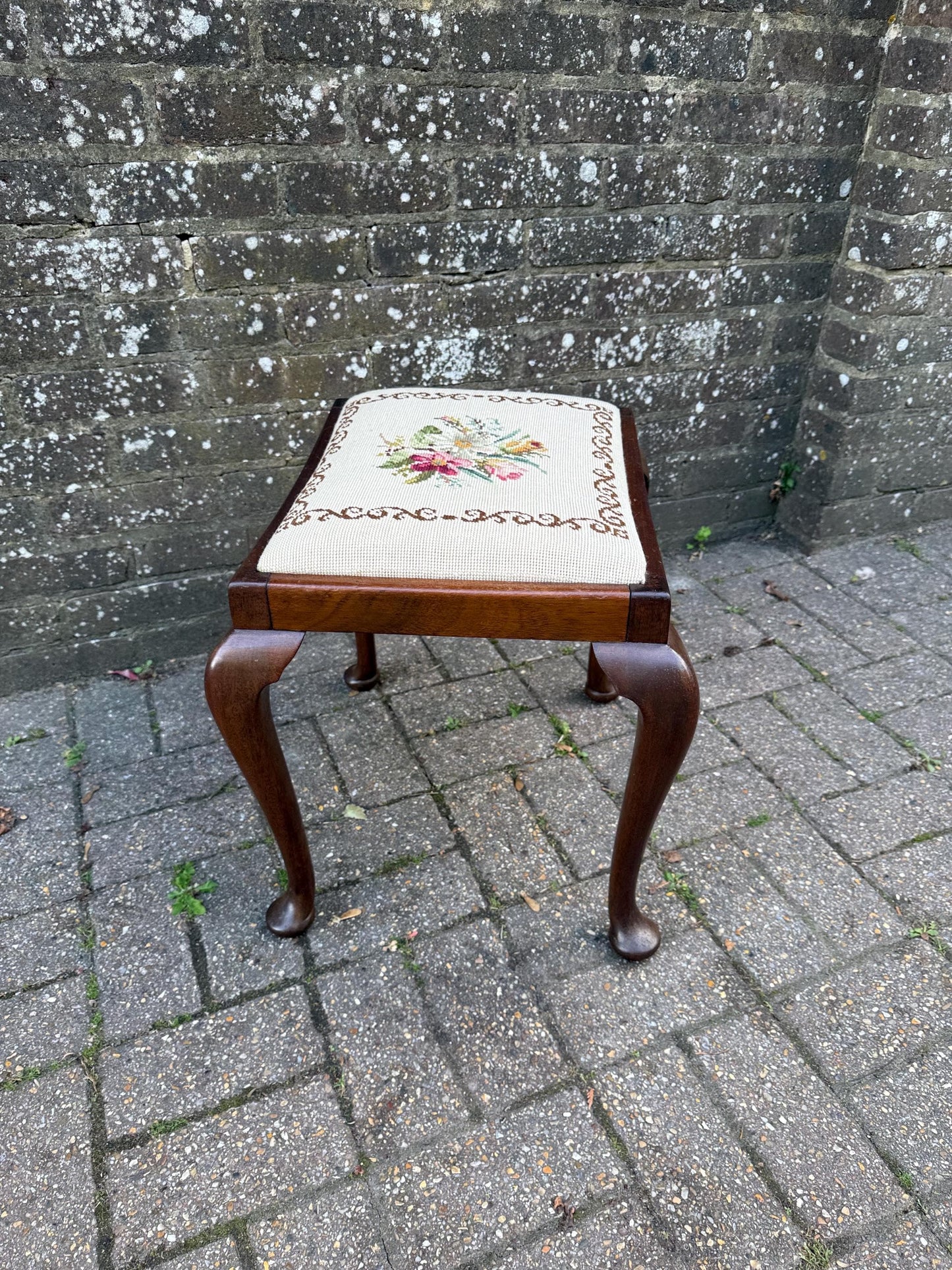 Antique Style Needlepoint Footstool with Cabriole Legs – Vintage 1930s–1950s Wooden Stool with Hand-Worked Floral Tapestry Seat