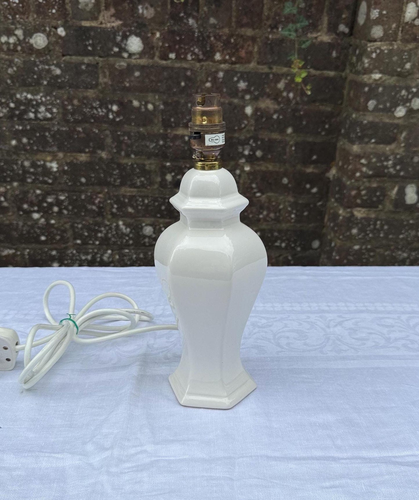 off white classic ceramic lamp in shape of ginger jar. made by goodson lighting. quality 90s or 80s ceramic lamp.  off white white in colour. Vgc