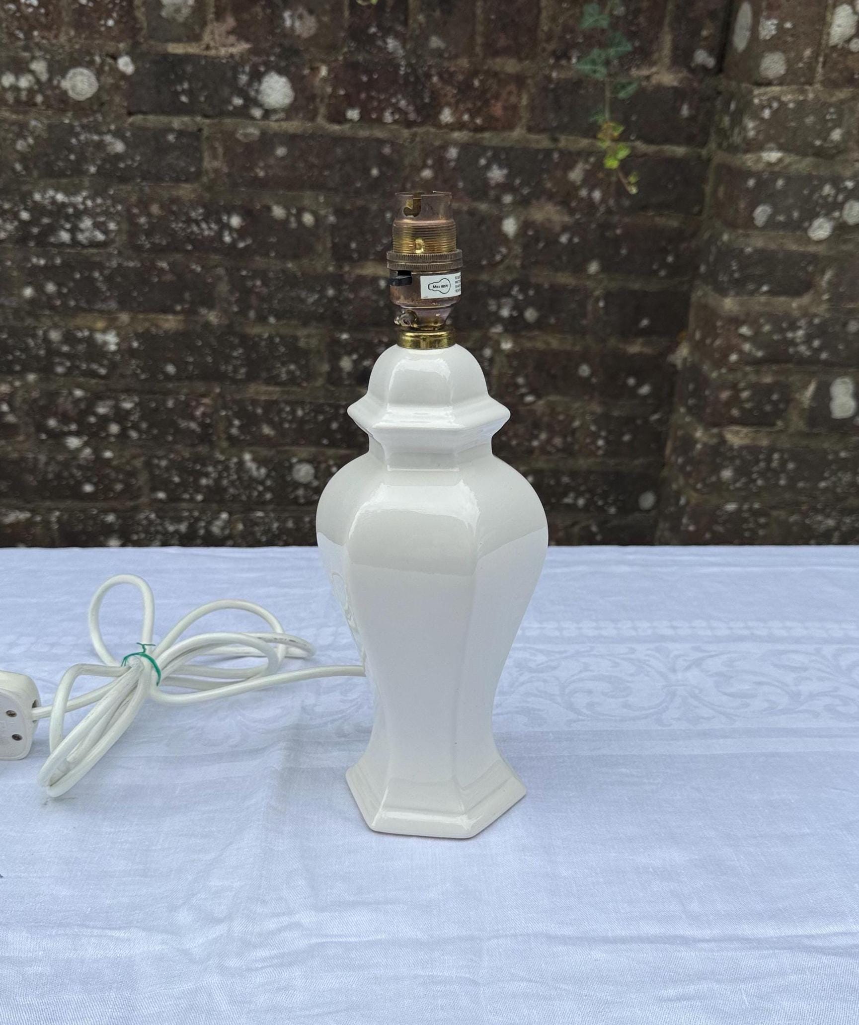 off white classic ceramic lamp in shape of ginger jar. made by goodson lighting. quality 90s or 80s ceramic lamp.  off white white in colour. Vgc