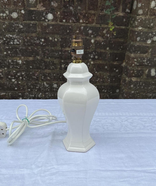 off white classic ceramic lamp in shape of ginger jar. made by goodson lighting. quality 90s or 80s ceramic lamp.  off white white in colour. Vgc