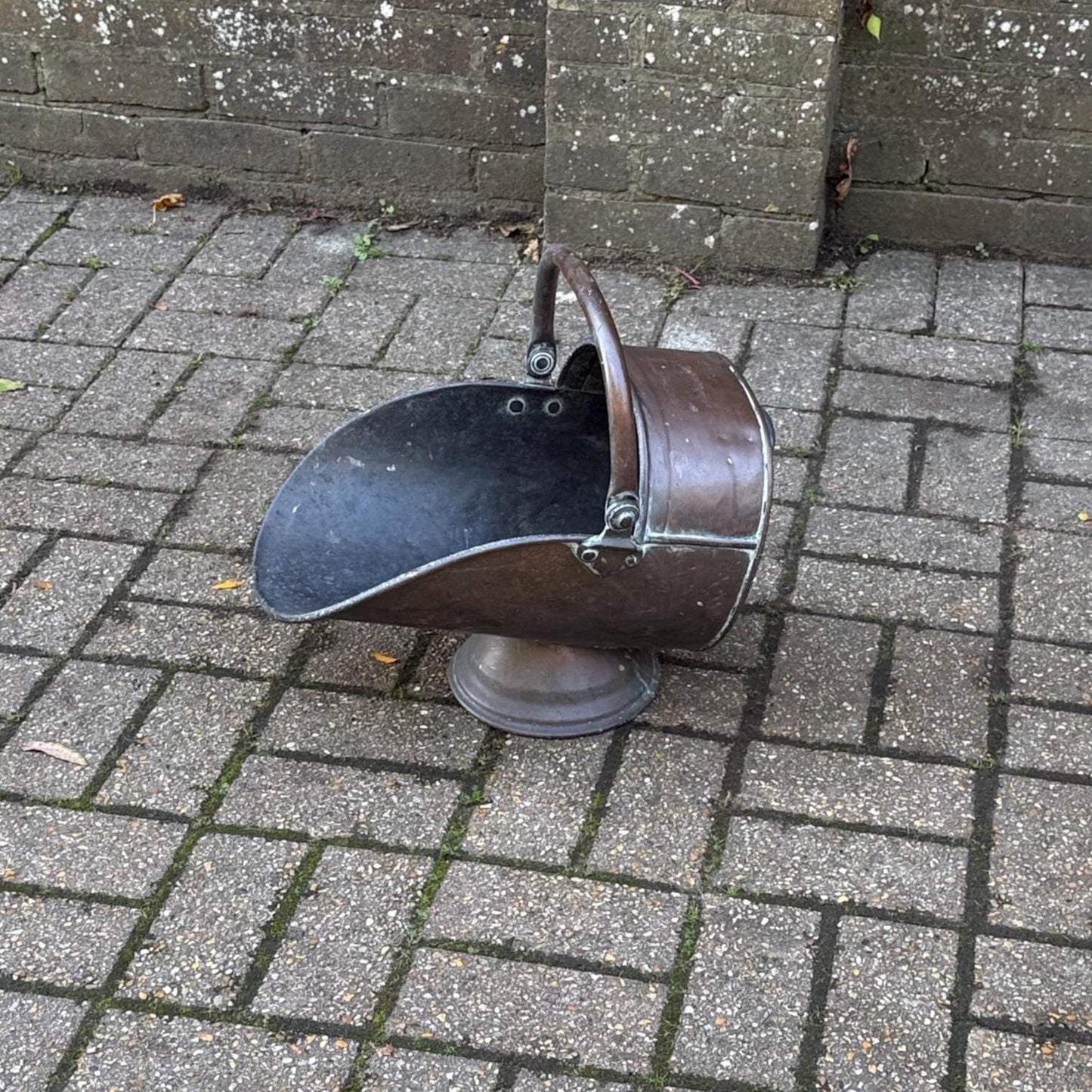 edwardian scuttle. antique bucket. antique copper scuttle. scuttle for coal in antique design. copper fireplace scuttle