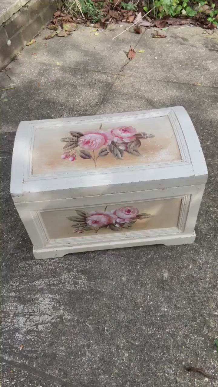 Delightful vintage painted treasure chest, storage box, toy box - country look, shabby chic finish